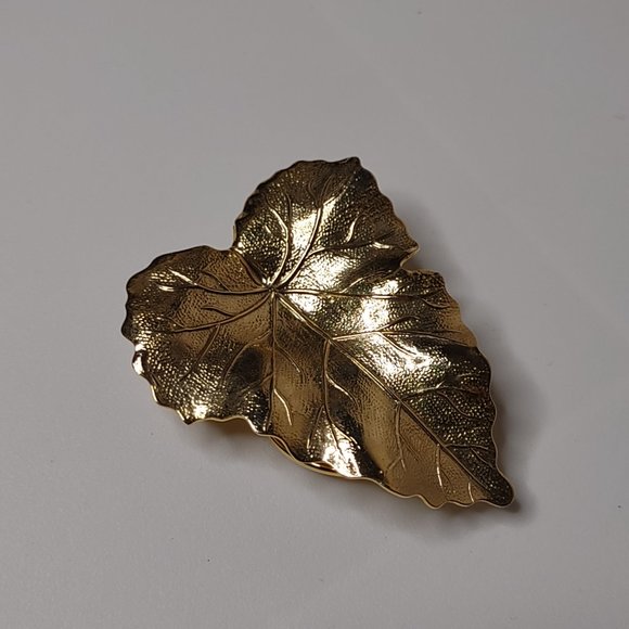 Large Gold Tone Lightweight Metal Leaf Scarf Clip - Picture 3 of 13